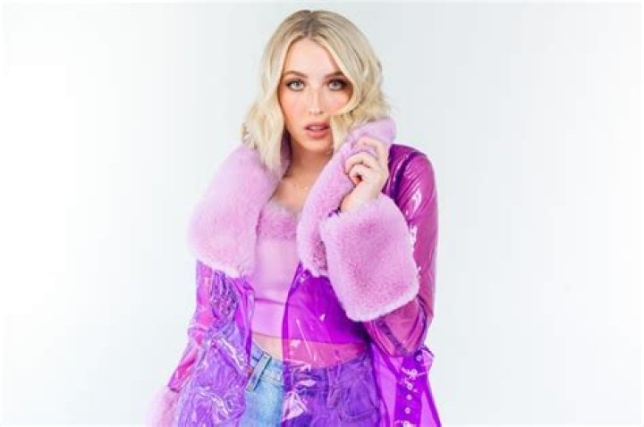 Elli Moore Is Colorful