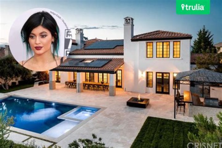 *EXCLUSIVE* Calabasas, CA - Kylie Jenner took in some retail therapy with her bff and cancer patient, Harry Hudson. Last week Kylie donated 500K to help fight Hodgkins Lymphoma. The reality tv star looks happy sporting leggings and a tee paired with white sneakers. Kylie&rsquo;s lips looked a bit fuller during her outing, the reality star recently revealed on her show &ldquo;Life of Kylie&rsquo;&rsquo; that she "didn&rsquo;t feel desirable or pretty&rsquo;&rsquo; after a comment made by a guy she kissed in her mid teens. The traumatic incident ultimately played a role in her decision to have her lips enhanced. Pictured: Kylie Jenner, Harry Hudson BACKGRID USA 12 SEPTEMBER 2017 BYLINE MUST READ: IXOLA / BACKGRID USA: +1 310 798 9111 / UK: +44 208 344 2007 / *UK Clients - Pictures Containing Children Please Pixelate Face Prior To Publication*