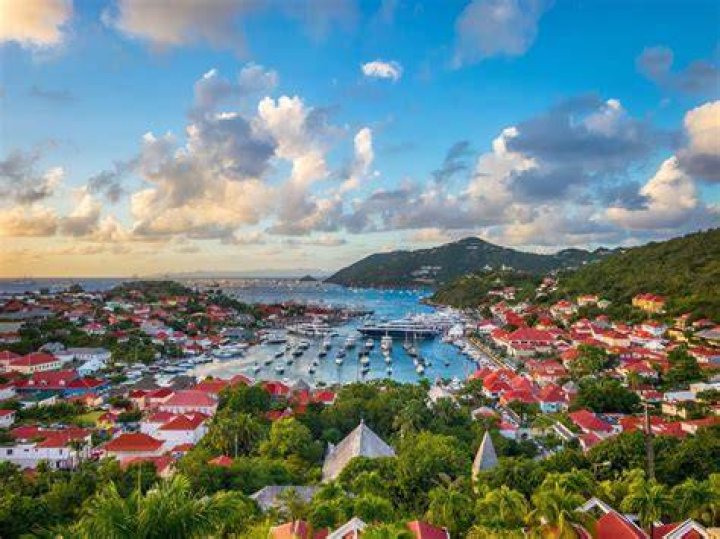 Saint Barthelemy, SAINT BARTHELEMY - *EXCLUSIVE* - Heidi Klum soaks up the sun while vacationing with Tom Kaulitz and his brother Bill Kaulitz in St. Barts. The model was seen relaxing on a pink mermaid float while enjoying a holiday on the Caribbean island. The 49 year old former VS model slipped her stunning figure into a cheeky pink string bikini for the outing and was seen in a Grecian style coverup and wide brim sunhat as she walked on the beach. Pictured: Tom Kaulitz, Bill Kaulitz, Heidi Klum BACKGRID USA 29 JULY 2022 USA: +1 310 798 9111 / UK: +44 208 344 2007 / *UK Clients - Pictures Containing Children Please Pixelate Face Prior To Publication*