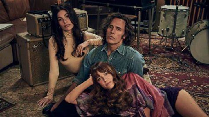 Sam Claflin (Billy Dunne), Riley Keough (Daisy Jones)