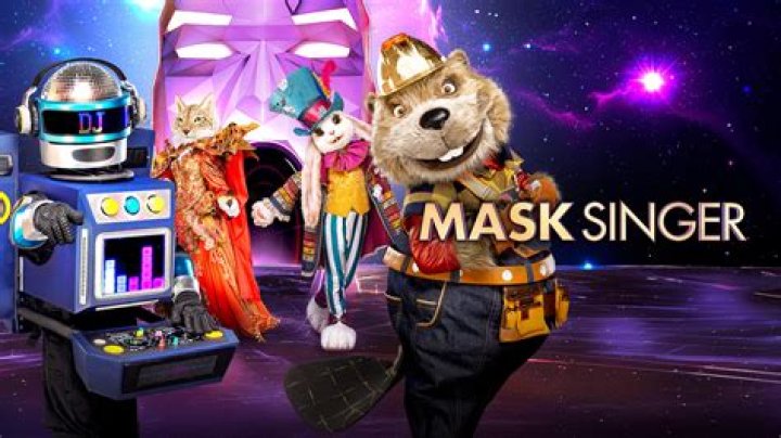 THE MASKED SINGER: L-R: Terry Bradshaw and host Nick Cannon in the all-new &ldquo;Five Masks No More&rdquo; episode of THE MASKED SINGER airing Wednesday, Jan. 16 (9:00-10:00 PM ET/PT) on FOX. &copy; 2019 FOX Broadcasting. CR: Michael Becker / FOX.