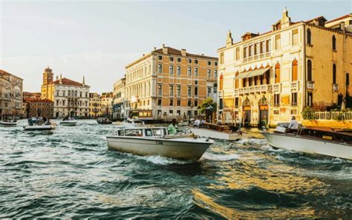 Venice, ITALY - *EXCLUSIVE* - Actor and comedian Kevin Hart take a well-earned break from his filming duties with his new movie 'Lift' as he enjoys a stroll and a bite to eat through the city of Venice with his wife Eniko Hart. Pictured: Kevin Hart, Eniko Hart BACKGRID USA 13 MAY 2022 BYLINE MUST READ: Cobra Team / BACKGRID USA: +1 310 798 9111 / UK: +44 208 344 2007 / *UK Clients - Pictures Containing Children Please Pixelate Face Prior To Publication*